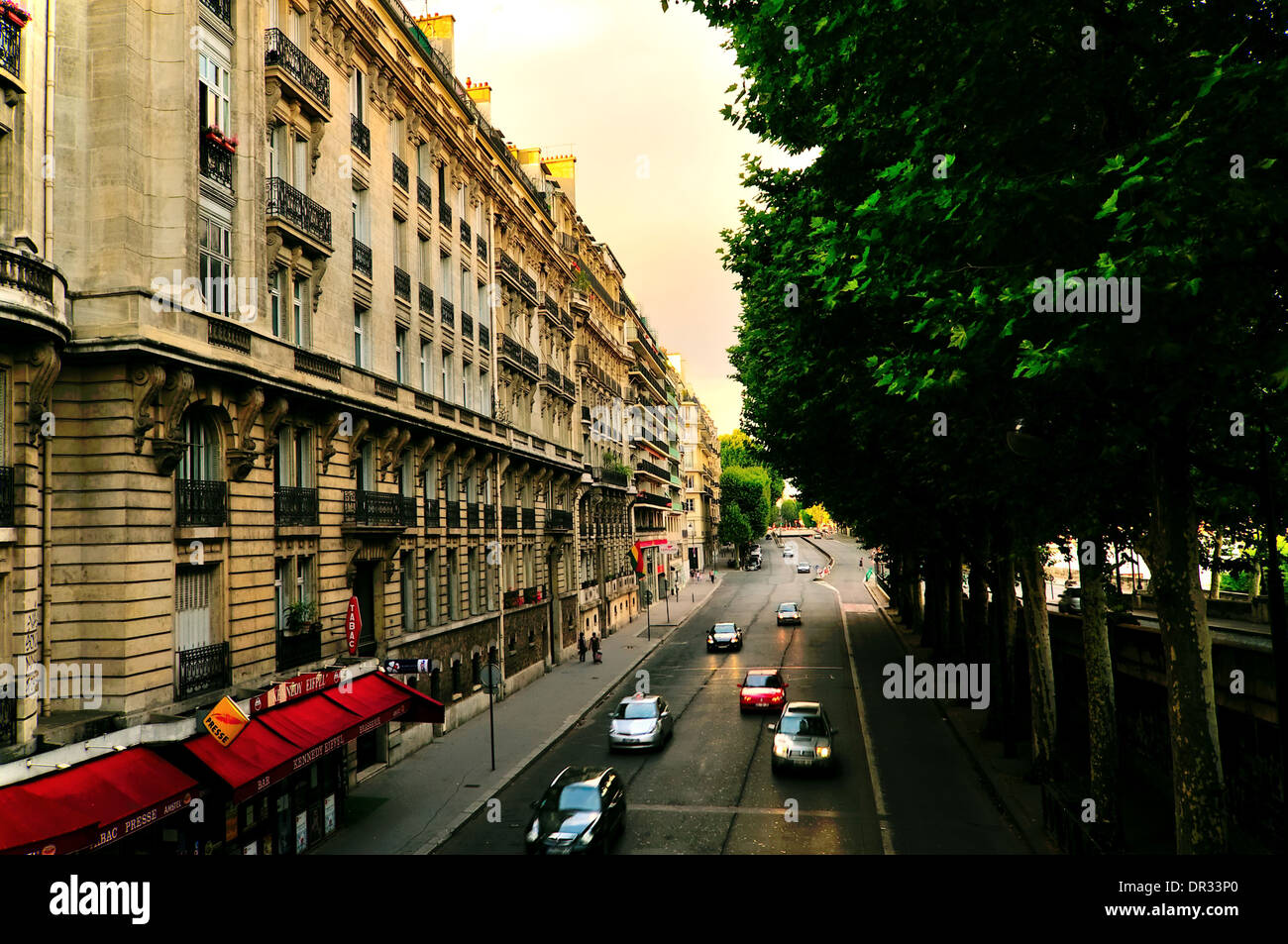 A Straßenszene in Paris als Verkehr geht unter einer Brücke angrenzend an einem Altbau Wohnung Haussmann. Stockfoto