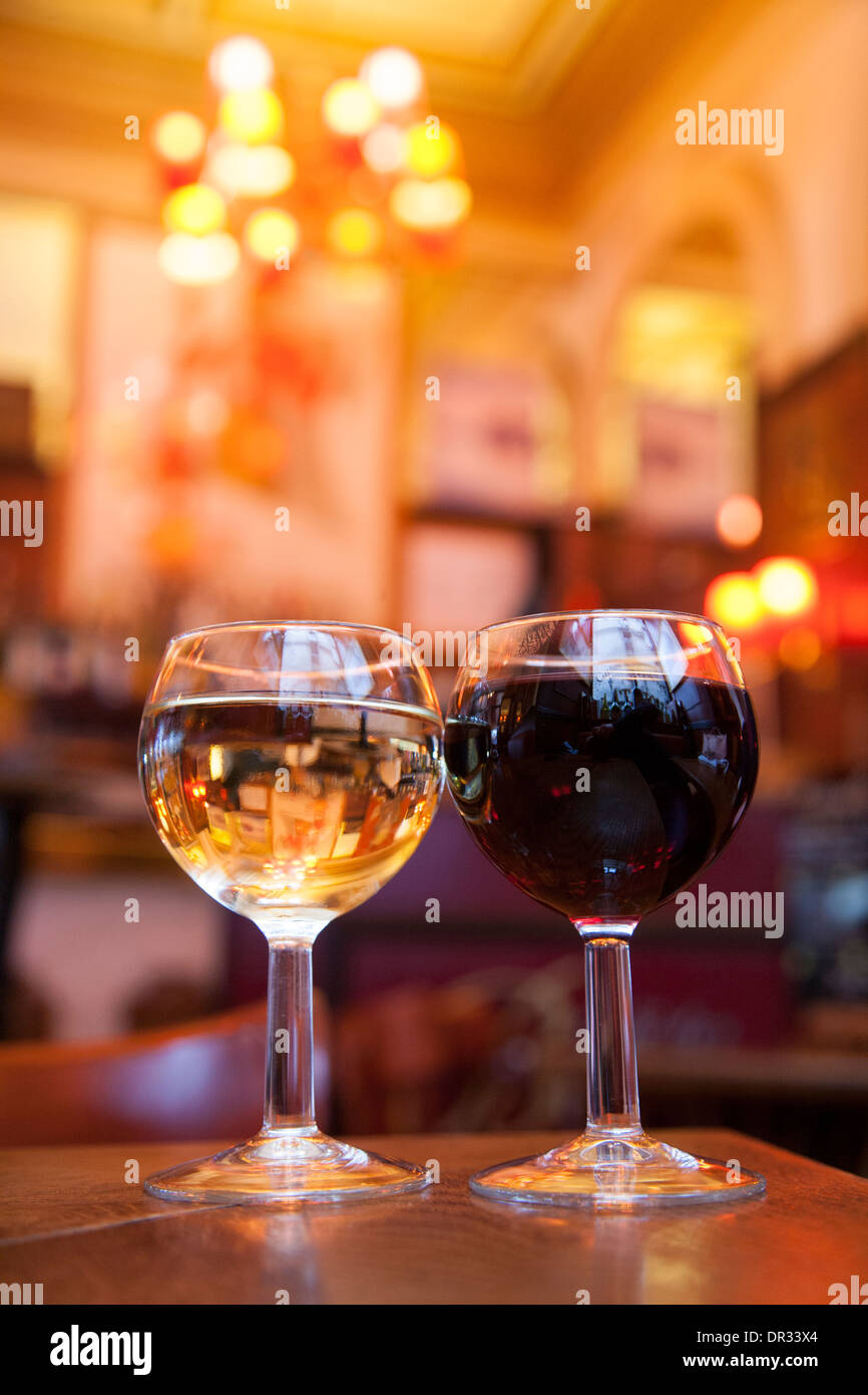 Wein in einem französischen Café in Paris Stockfoto