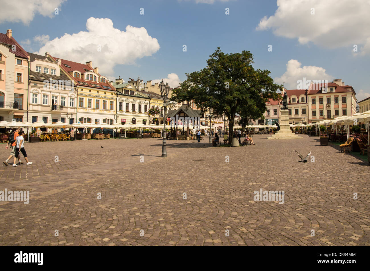 Marktplatz in Rzeszow voller Pubs und Restaurants, Rzeszow, Polen Stockfoto