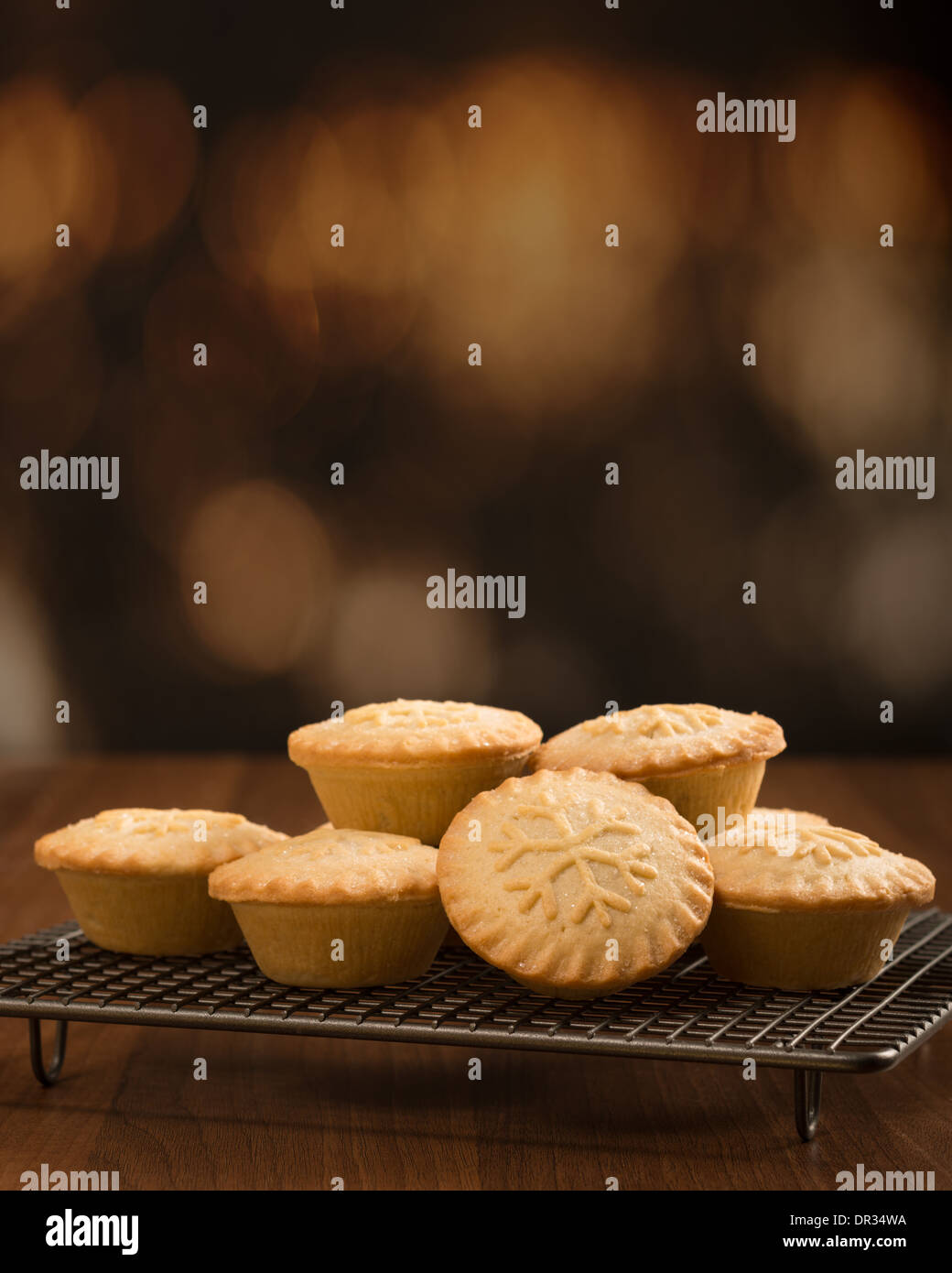 Hausgemachte traditionelle Mince Pies am Kühlregal mit Schneeflocke Dekoration Stockfoto