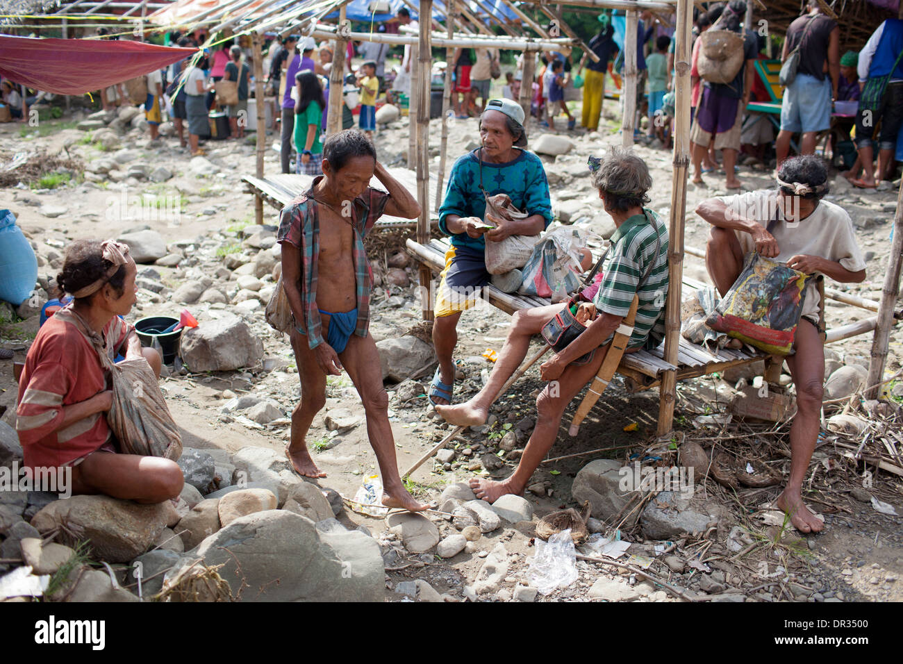 Hanunoo Mangyan Männer auf einem Mangyan-Markt in der Nähe von Mansalay, Oriental Mindoro, Philippinen. Stockfoto