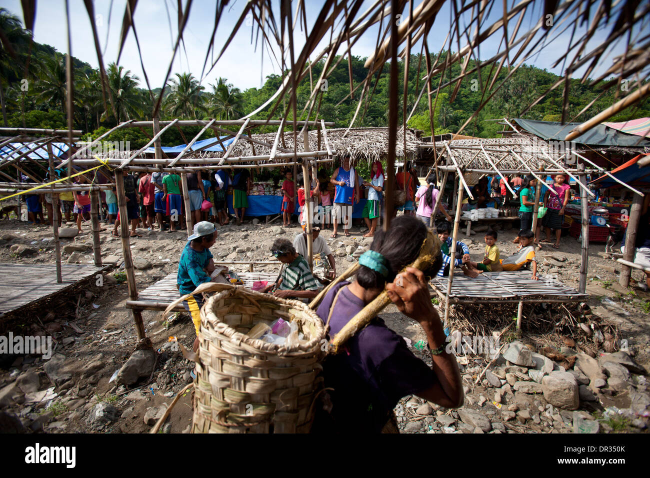 Hanunoo Mangyans auf einem Mangyan-Markt in der Nähe von Mansalay, Oriental Mindoro, Philippinen. Stockfoto