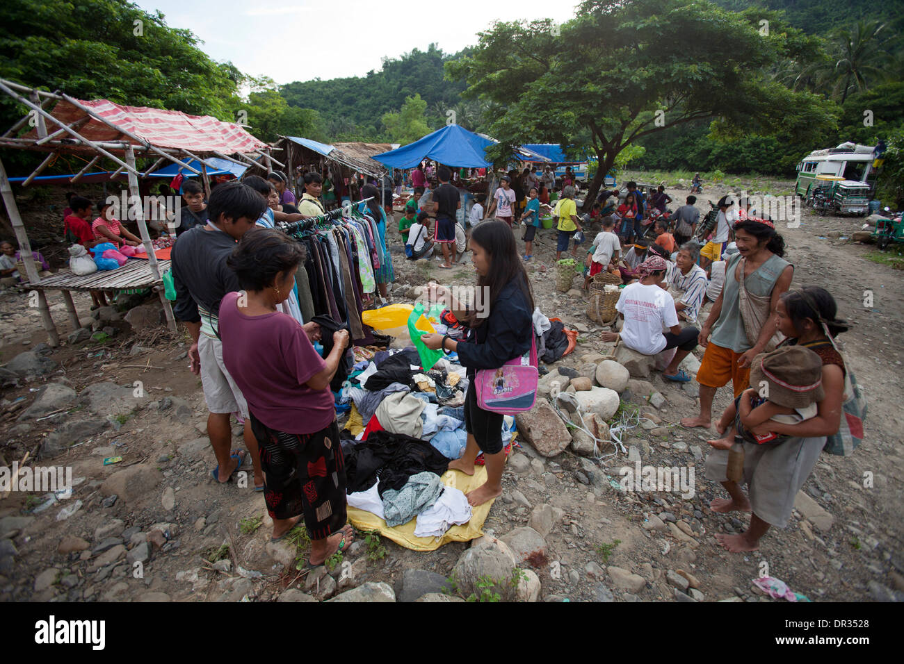 Hanunoo Mangyans auf einem Mangyan-Markt in der Nähe von Mansalay, Oriental Mindoro, Philippinen. Stockfoto