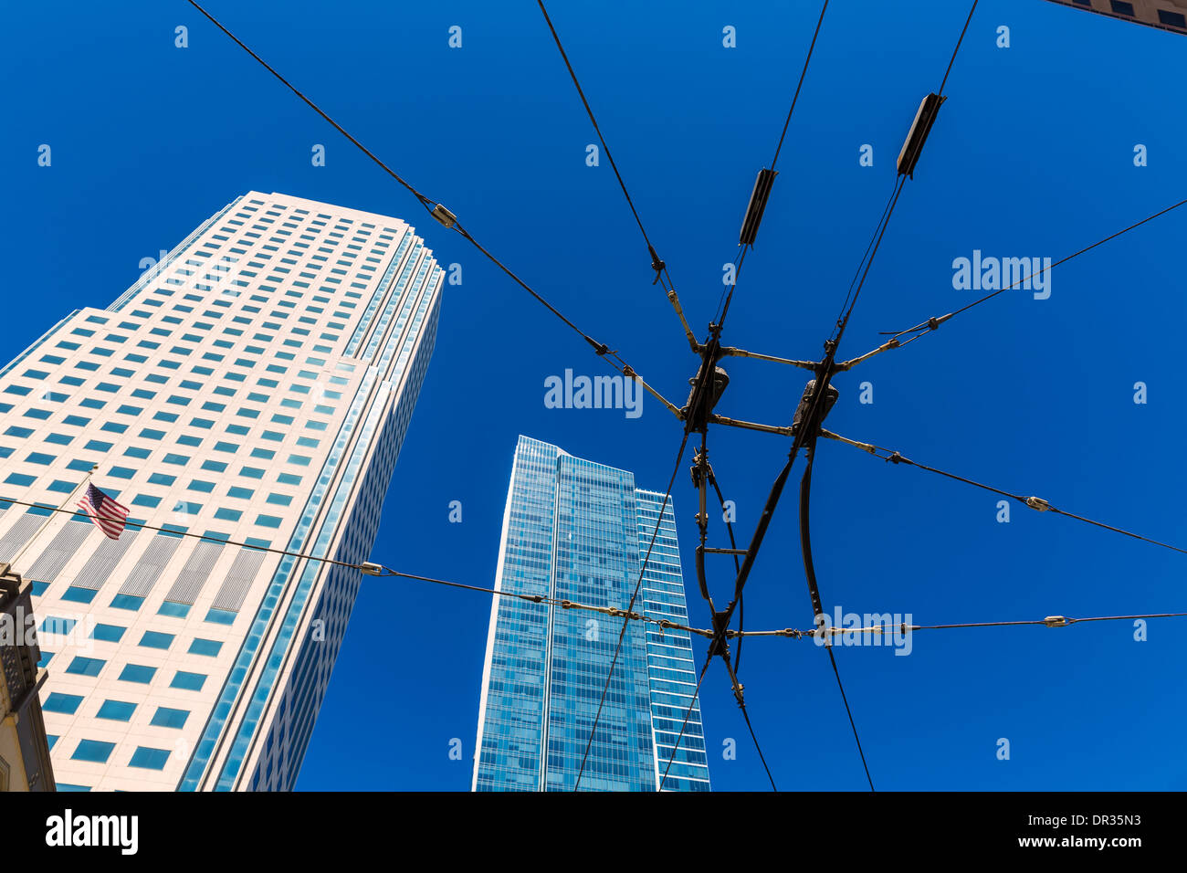 San Francisco Innenstadt mit Tram Kabel im blauen Himmel in Kalifornien USA Stockfoto
