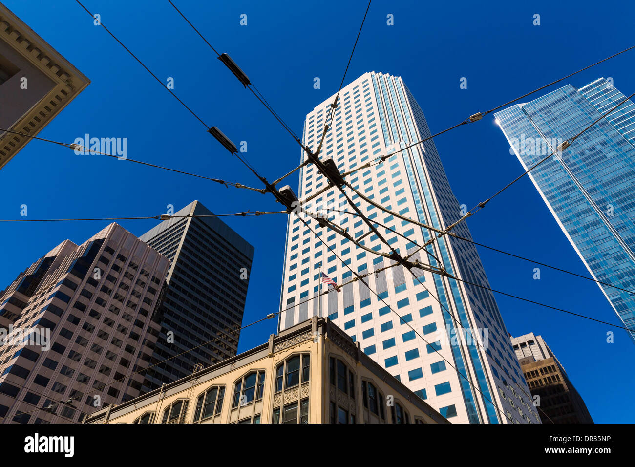 San Francisco Innenstadt mit Tram Kabel im blauen Himmel in Kalifornien USA Stockfoto
