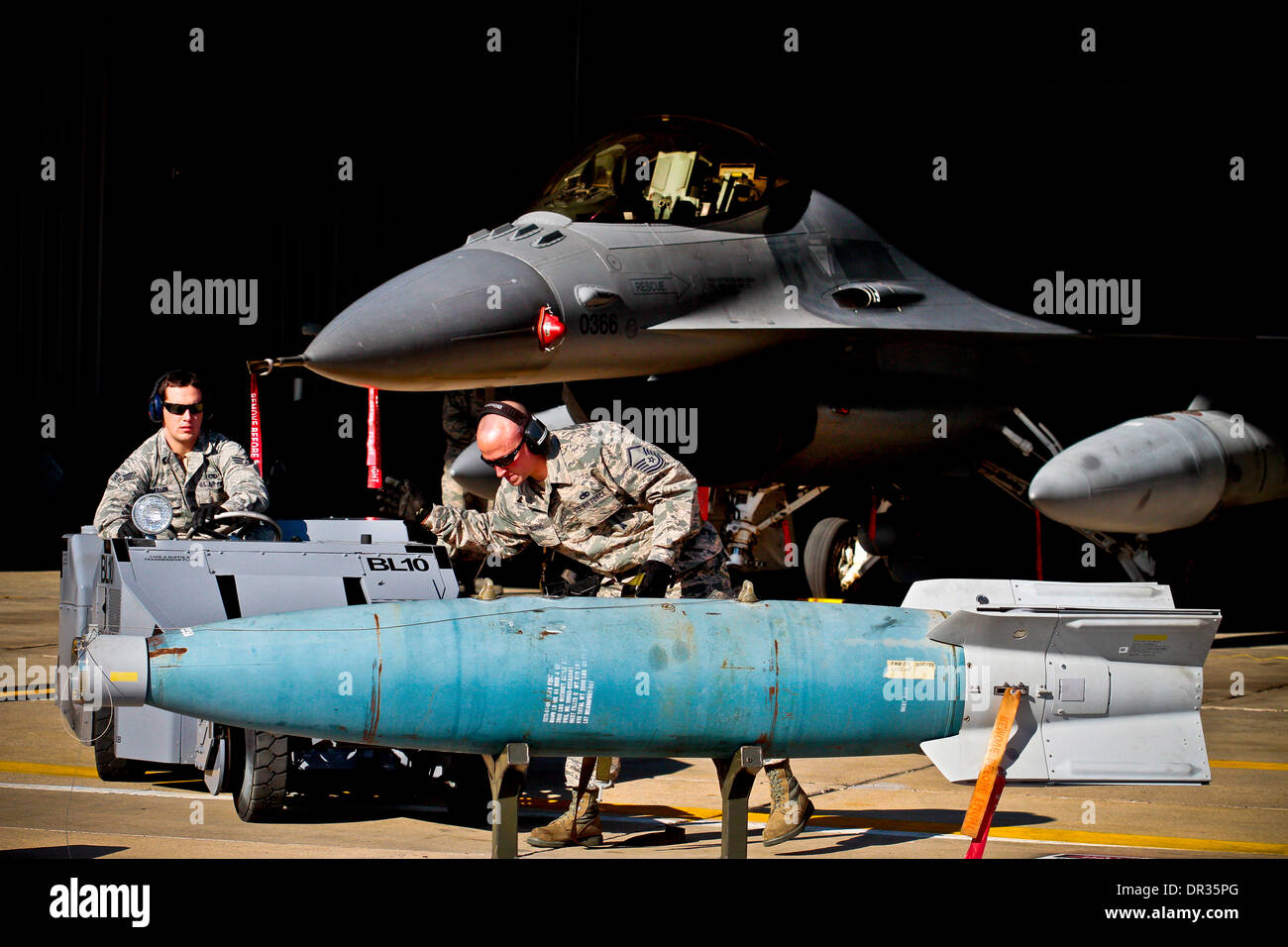 US Air Force Airman betreibt ein Störsender Fahrzeug heben eine GBU-10 Paveway II-Bombe Stockfoto