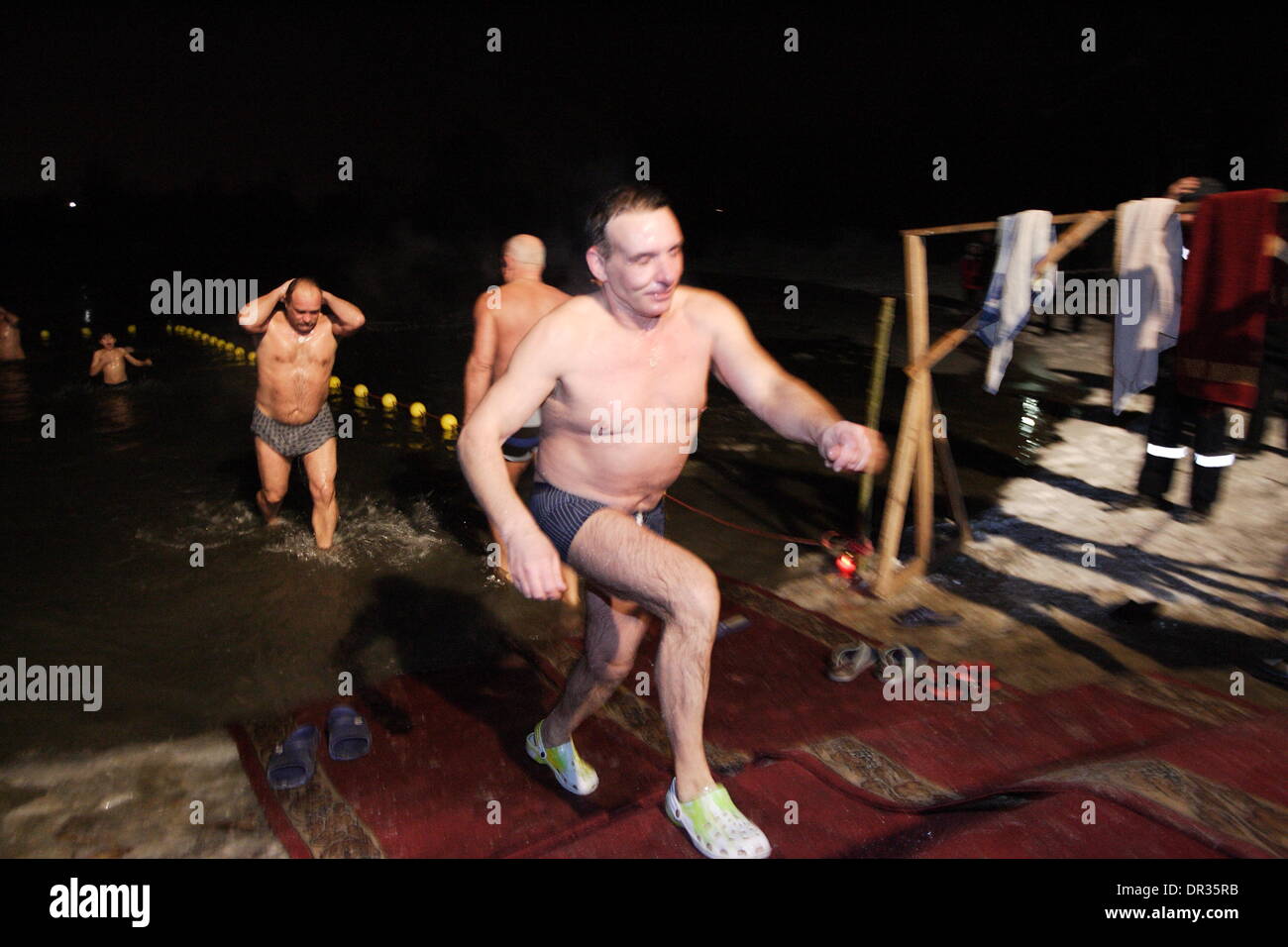 Kaliningrad, Russland 18. Januar 2014 Rusian Orthodoxe feiern die Taufe von Jesus Christus im sehr kalten Wasser des Shenfliz Sees in Kaliningrad, Westrussland eintauchen Stockfoto