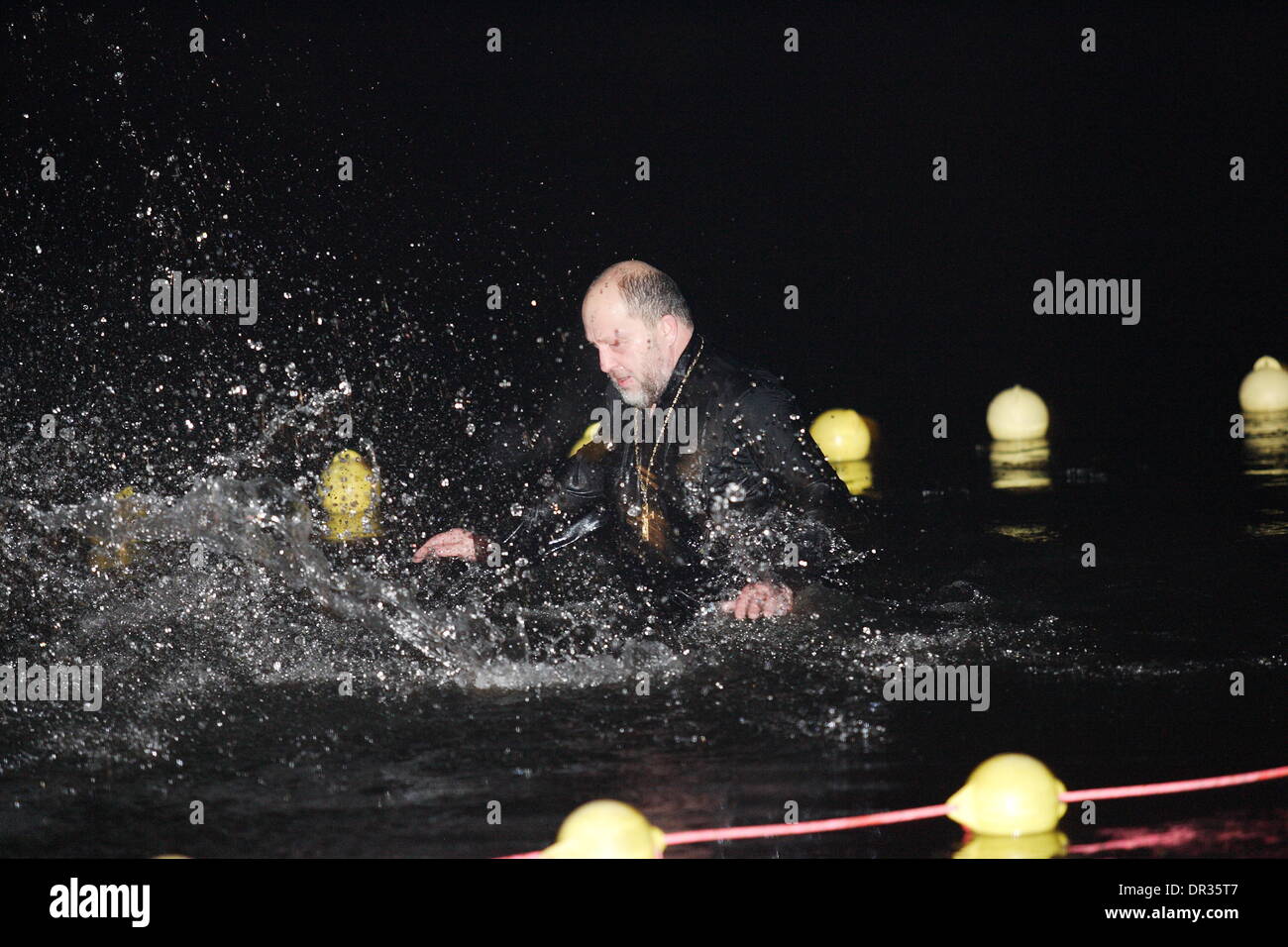 Kaliningrad, Russland 18. Januar 2014 Rusian Orthodoxe feiern die Taufe von Jesus Christus im sehr kalten Wasser des Shenfliz Sees in Kaliningrad, Westrussland eintauchen Stockfoto