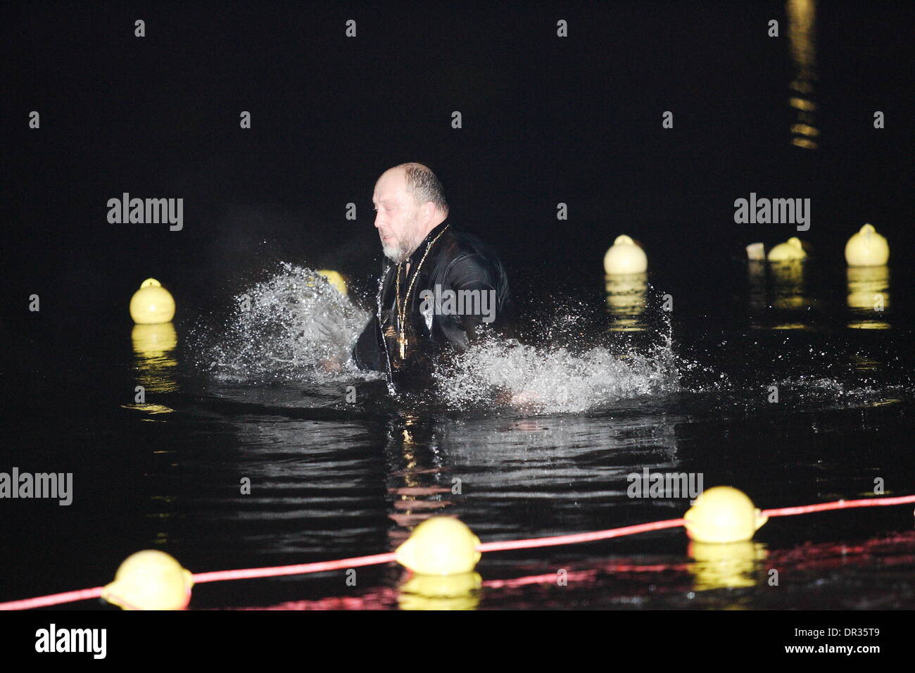 Kaliningrad, Russland 18. Januar 2014 Rusian Orthodoxe feiern die Taufe von Jesus Christus im sehr kalten Wasser des Shenfliz Sees in Kaliningrad, Westrussland eintauchen Stockfoto