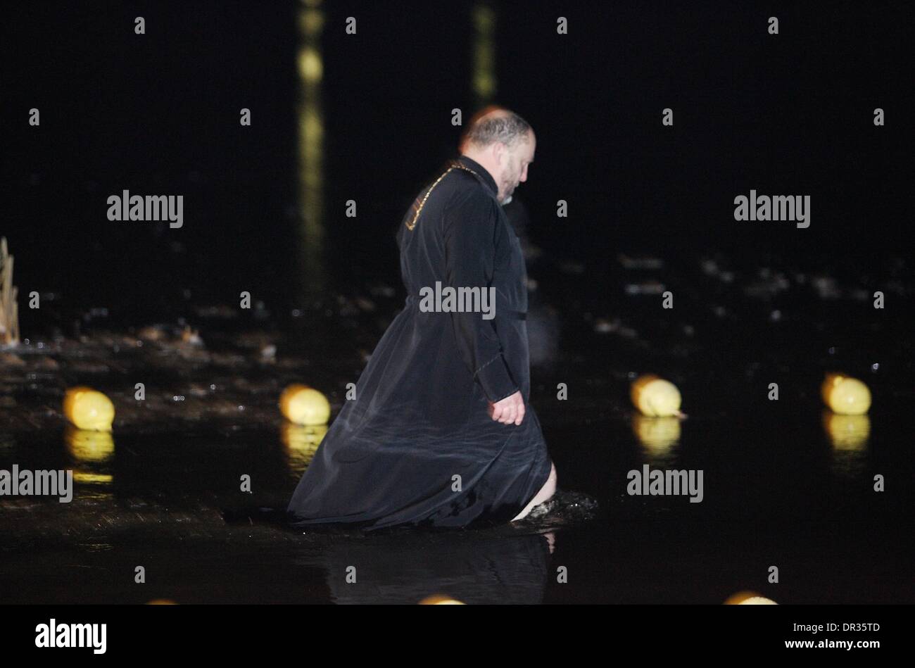 Kaliningrad, Russland 18. Januar 2014 Rusian Orthodoxe feiern die Taufe von Jesus Christus im sehr kalten Wasser des Shenfliz Sees in Kaliningrad, Westrussland eintauchen Stockfoto