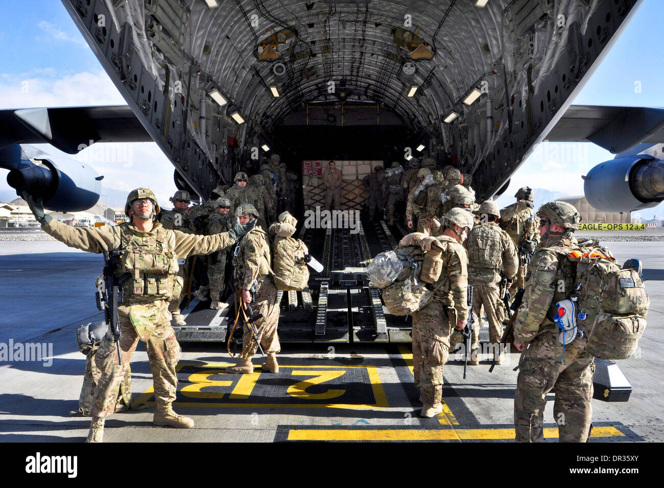Guam Army National Guard Soldat zeigt seine Begeisterung zu verlassen Afghanistan Stockfoto