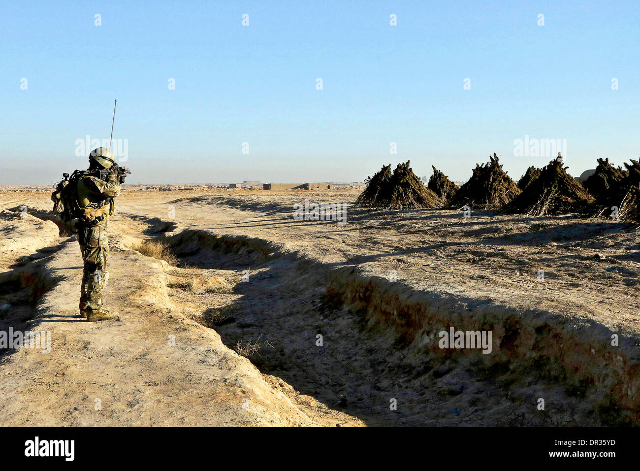 Soldat der Special Forces scannt ein Gebiet in der Provinz Kandahar, Afghanistan, Stockfoto