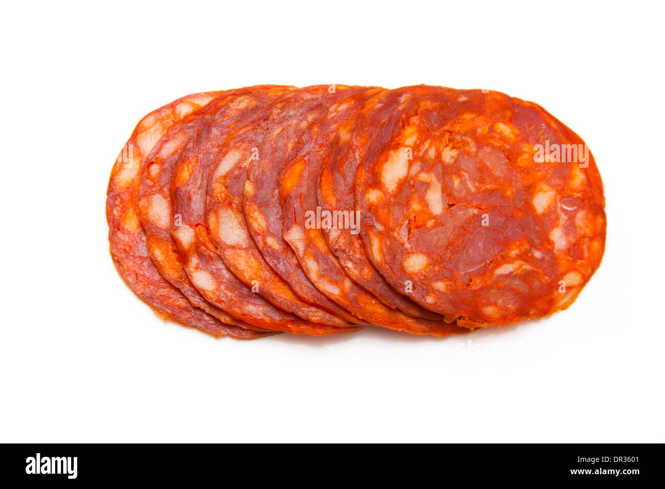 In Scheiben geschnitten, spanische Chorizo-Wurst isoliert auf einem weißen Studio-Hintergrund. Stockfoto