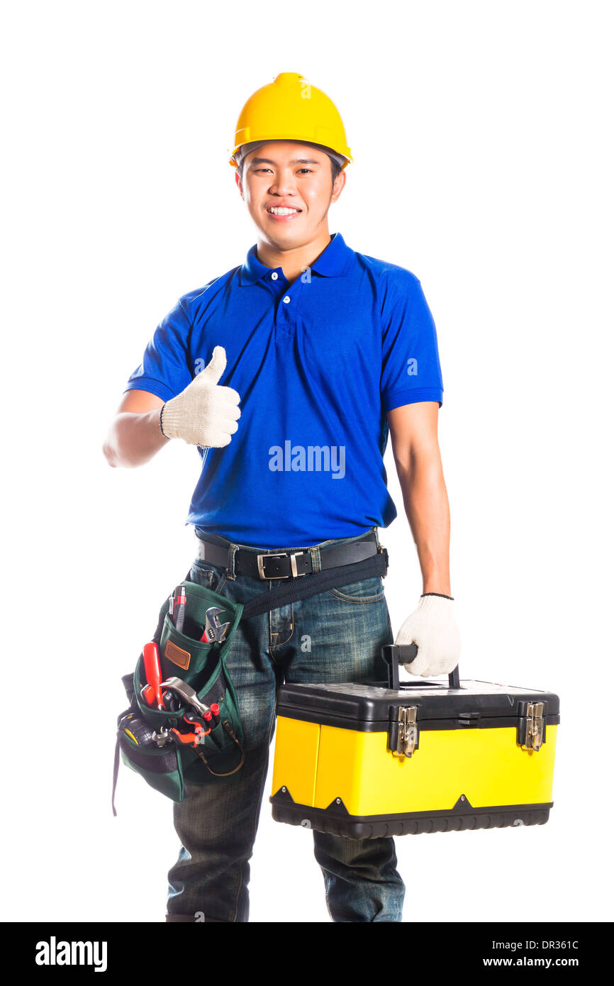 Indonesische asiatischen Builder oder Bau Arbeiter mit Helm und Werkzeug Gürtel sitzt auf der Tool-Box Stockfoto