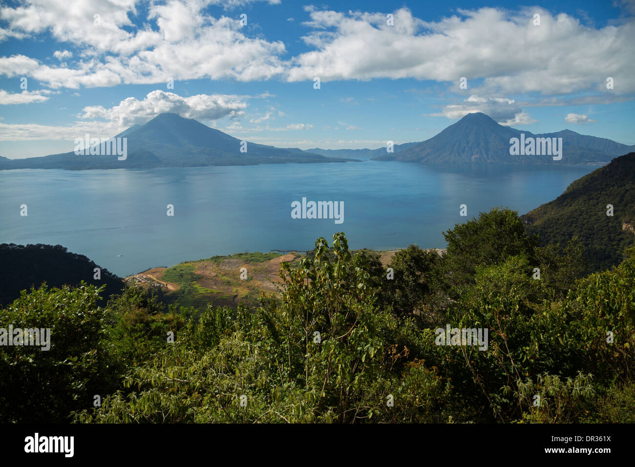 Blick auf Lake Atitlan und die beiden Vulkane in Panajachel, Guatemala Stockfoto
