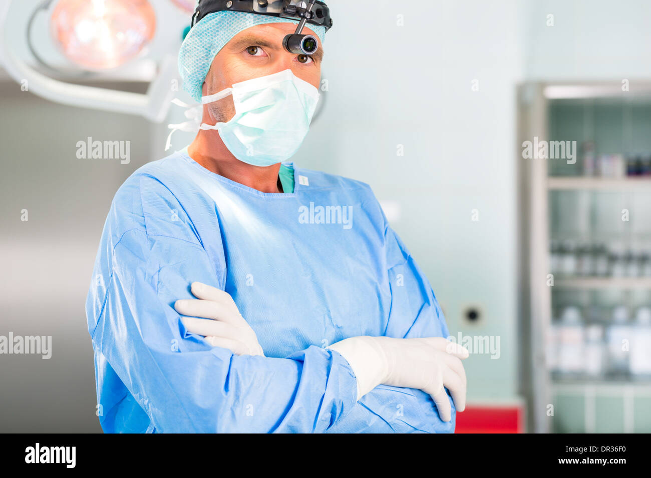 Krankenhaus - jungen männlichen Arzt oder Chirurg in einem sterilen OP-Saal, Theater- oder Reinraum einer Klinik Stockfoto