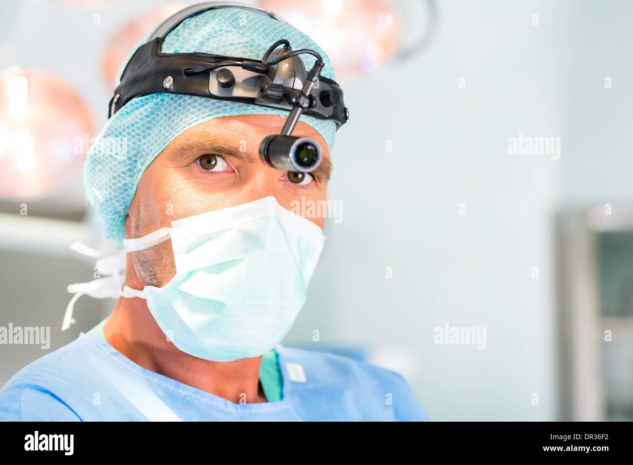 Krankenhaus - jungen männlichen Arzt oder Chirurg in einem sterilen OP-Saal, Theater- oder Reinraum einer Klinik Stockfoto