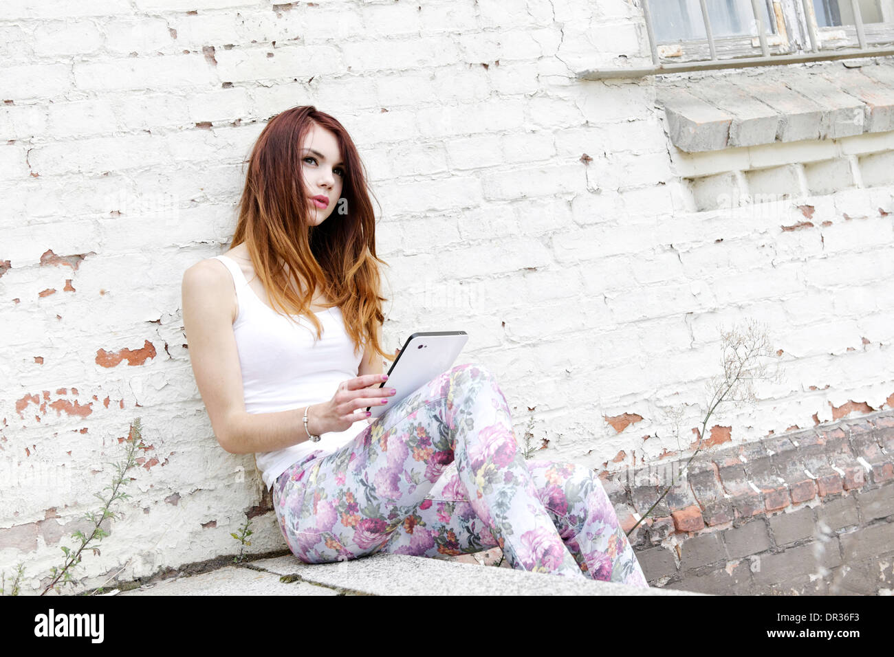 Junge, rothaarige Mädchen mit einem Tablet PC Stockfoto