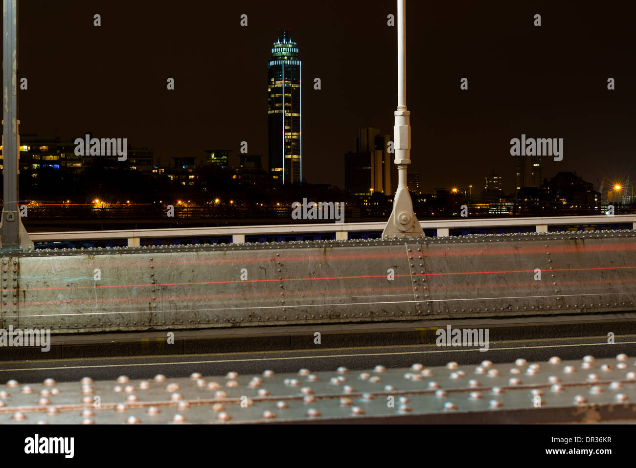 St George Wharf Tower in Vauxhall, West London in der Nacht von Chelsea Bridge gesehen Stockfoto