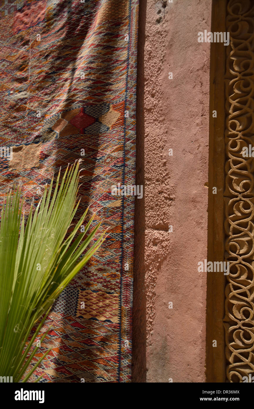 Traditionelle marokkanische Teppich und Mauerwerk Detail unten eine schmale Gasse in einem Souk in Marrakesch / Marrakesch, Marokko. Stockfoto