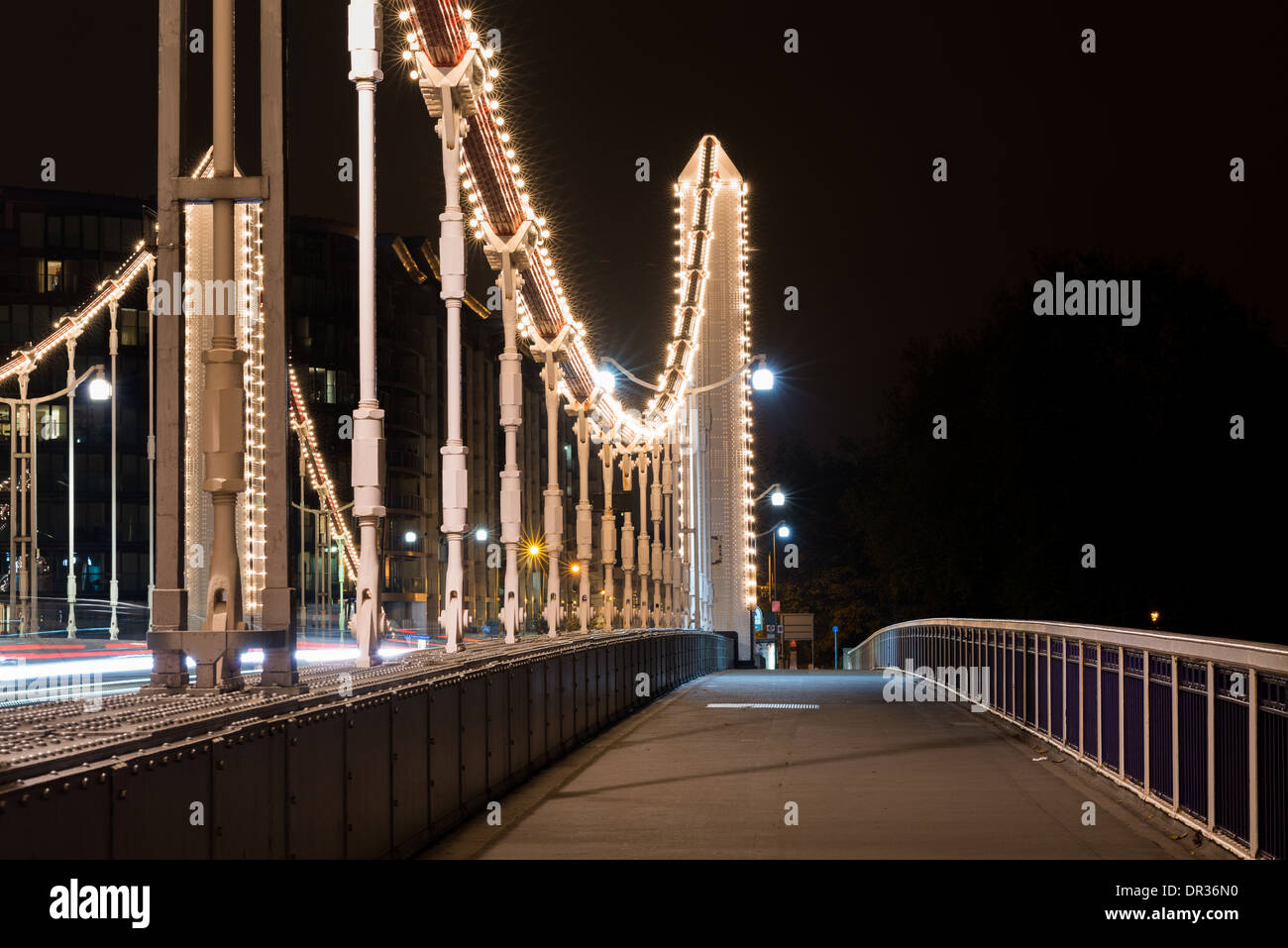 Chelsea Bridge, West London, einer Straßenbrücke Verkehr über der Themse, in der Nacht beleuchtet Stockfoto