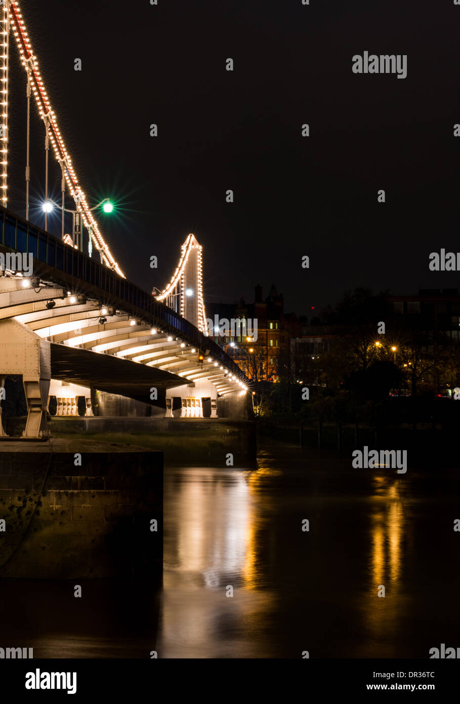 Chelsea Bridge, West London, einer Straßenbrücke Verkehr über der Themse, in der Nacht beleuchtet Stockfoto