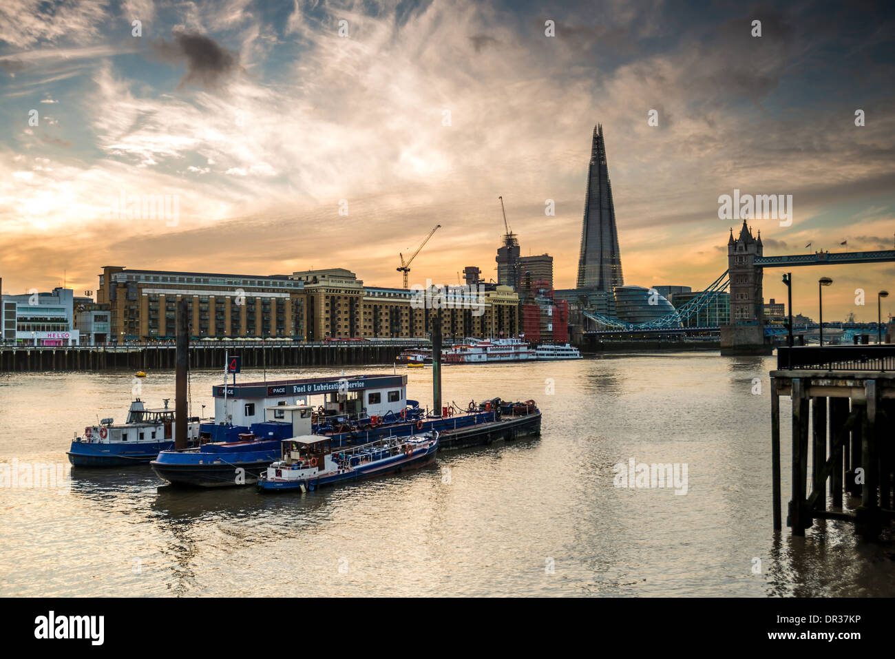 Der Themse in East London mit Wahrzeichen wie Butlers Wharf, die Scherbe und Tower Bridge Stockfoto