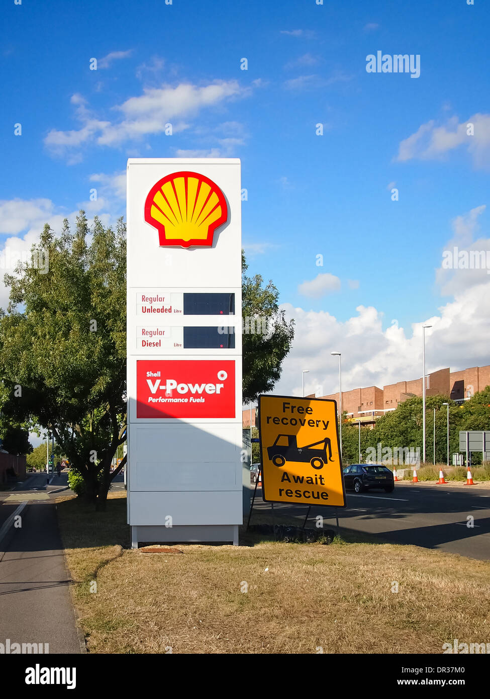 Shell-Werbetafel neben einer Tankstelle mit der Preisgestaltung Beschilderung ausgeschaltet. Stockfoto