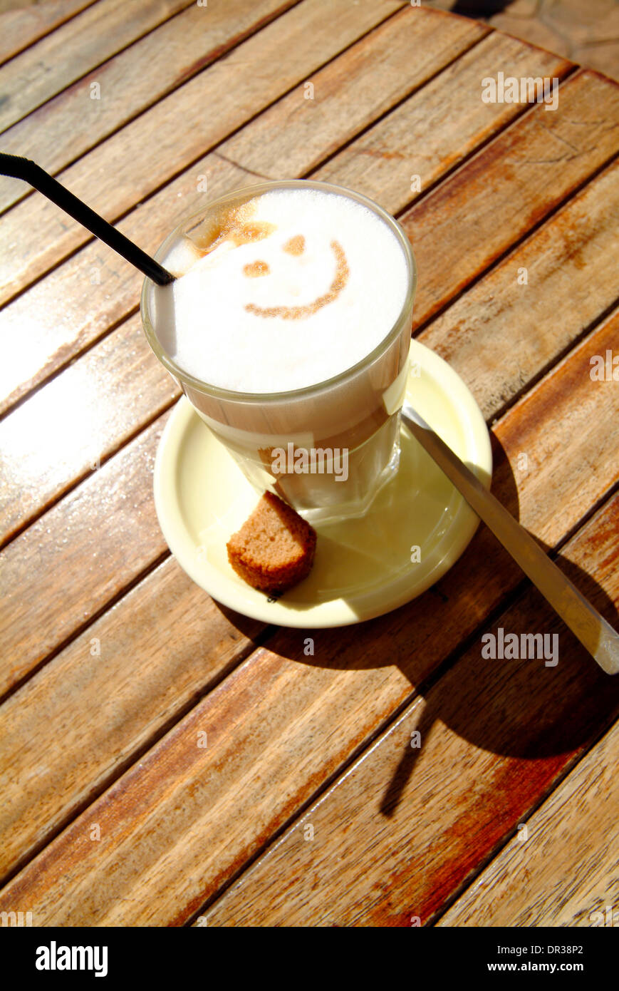 Latte Macchiato mit smiley Stockfoto
