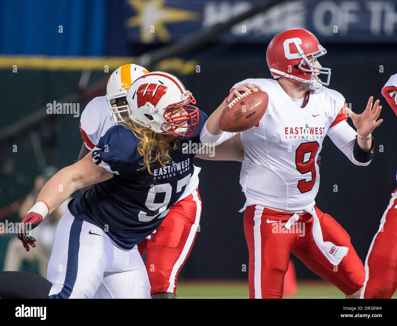 St. Petersburg, Florida, USA. 18. Januar 2014. Osten Quarterback Jeff Mathews 9 (Cornell) wird durch West defensive Lineman Beau Allen 97 (Wisconsin) unter Druck gesetzt, während der zweiten Hälfte Spielaktion im Osten / Westen Schrein Spiel zwischen Ost (weiß) und West (blau). Ost gegen West 23-13 im Tropicana Field in Sankt Petersburg, Florida. Bildnachweis: Cal Sport Media/Alamy Live-Nachrichten Stockfoto