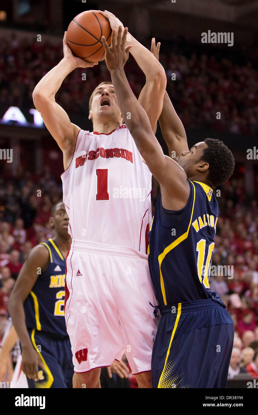 Madison, Wisconsin, USA. 18. Januar 2014. 18. Januar 2014: Wisconsin Badgers Wache Ben Brust #1 geht für einen Schuss auf Michigan Wolverines Guard Derrick Walton Jr. #10 bei den NCAA Basketball-Spiel zwischen der Michigan und Wisconsin Badgers am Kohl Center in Madison, Wisconsin. Das Wolverines besiegte die Dachse 77-70. John Fisher/CSM/Alamy Live-Nachrichten Stockfoto