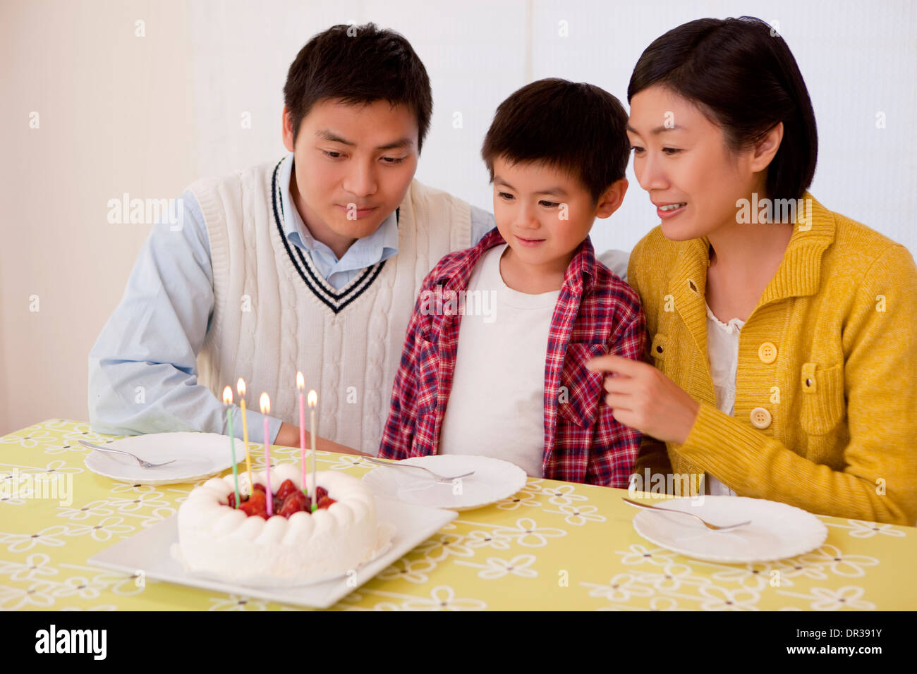 Familie mit Geburtstags-party Stockfoto