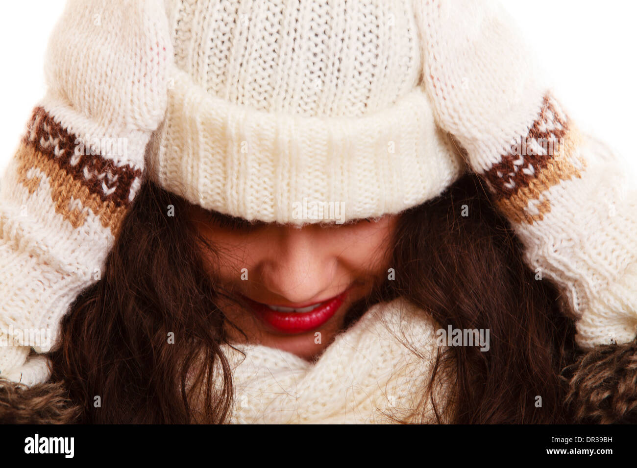 Winter-Mode. Porträt des lockigen Mädchen junge Frau in warme Kleidung weiße Mütze und Schal isoliert. Studio gedreht. Stockfoto