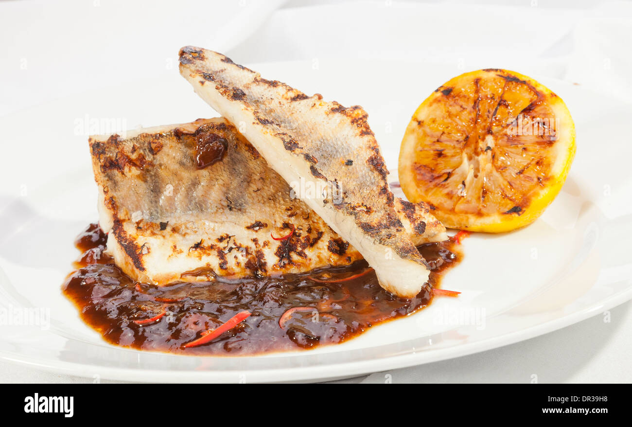 Gegrillter Zander mit Zitrone und pikanter sauce Stockfoto