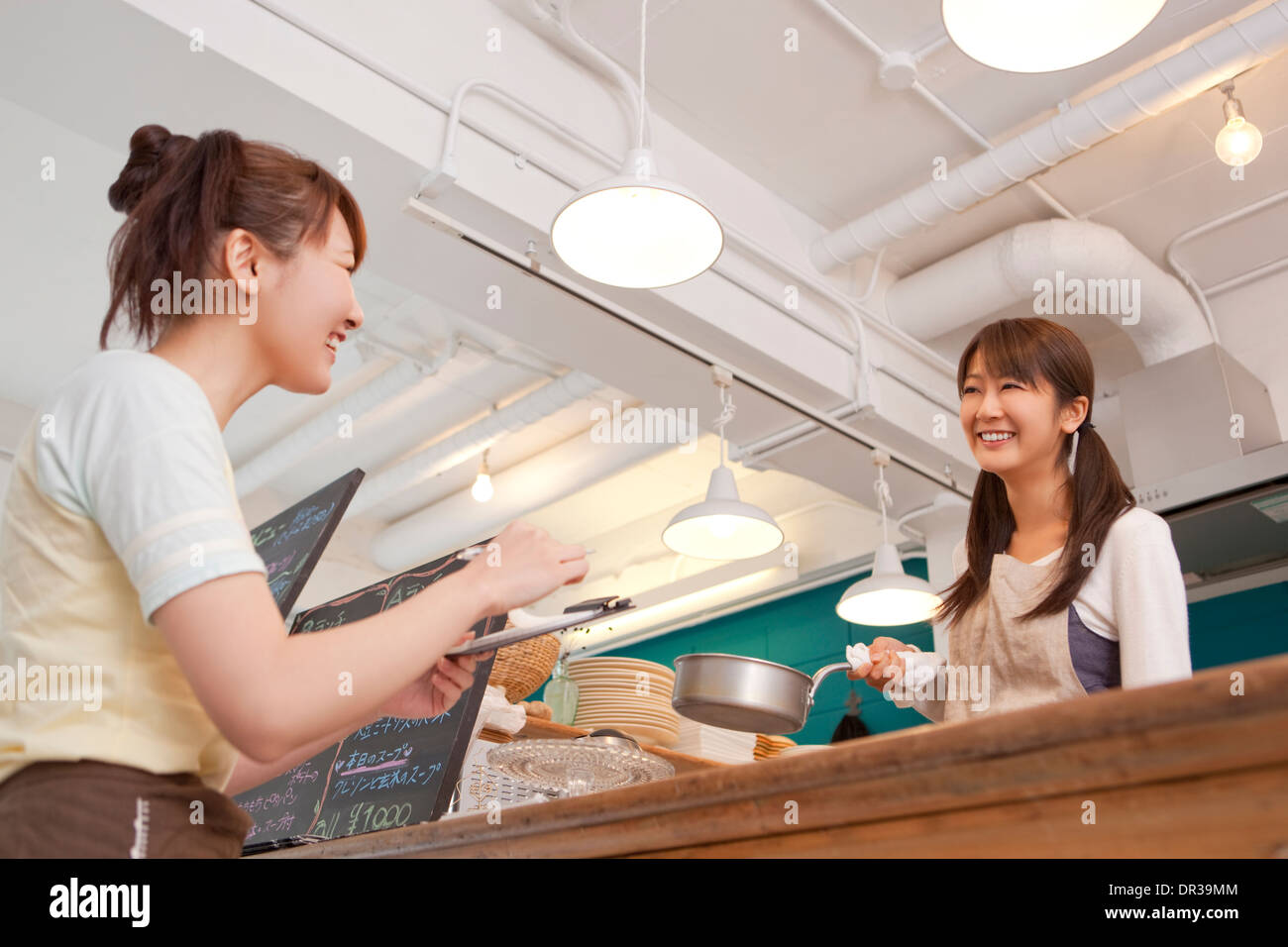 Zwei junge Frauen im café Stockfoto