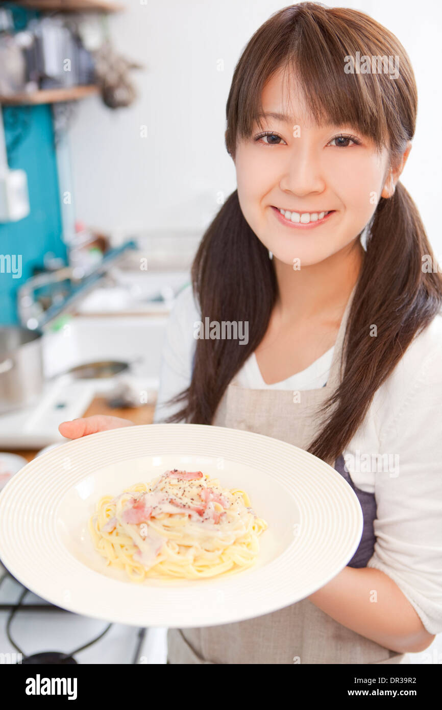 Junge Frau mit Teller pasta Stockfoto