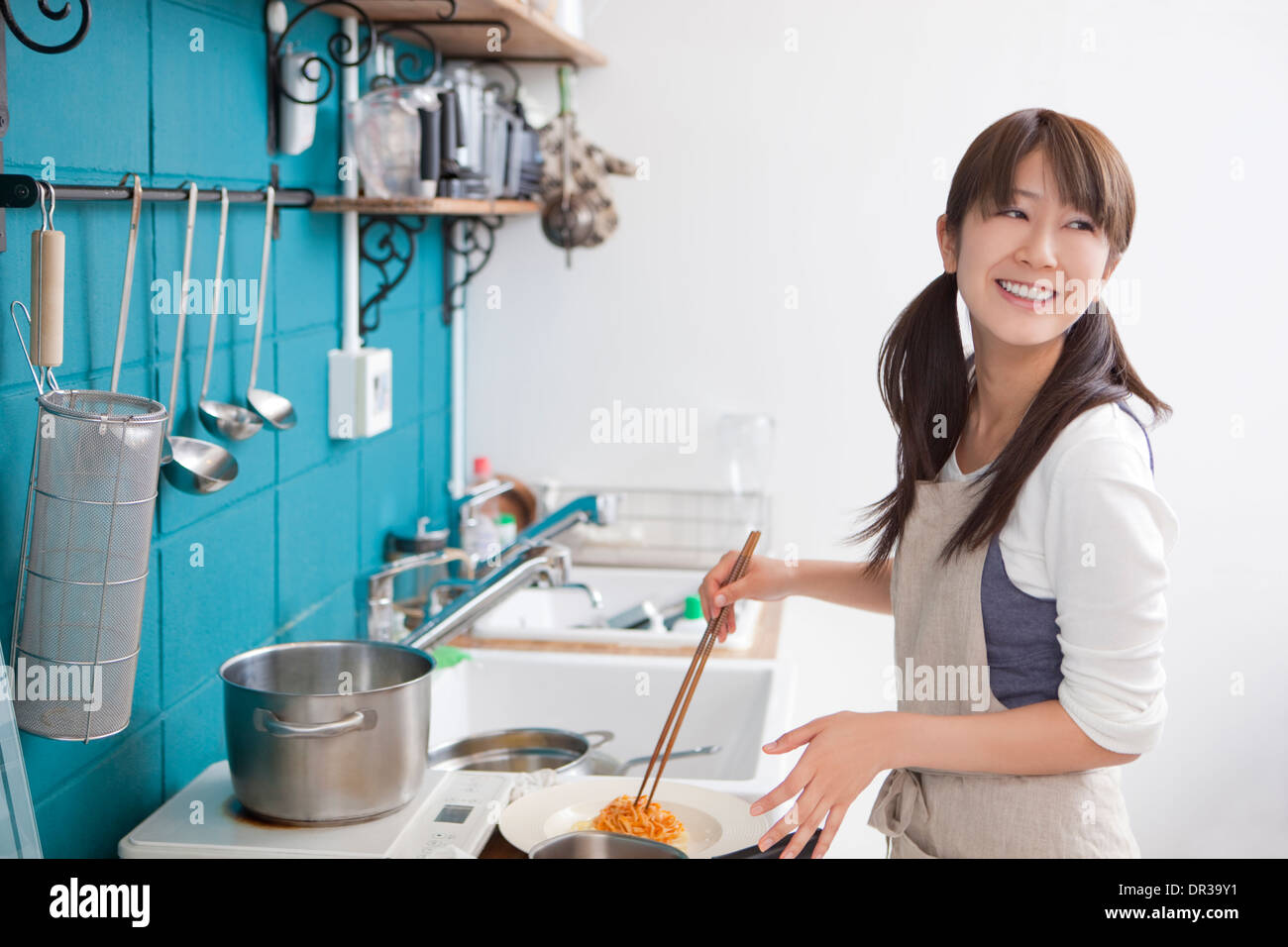 Junge Frau, die kochen Stockfoto