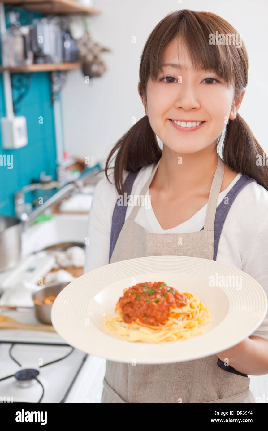 Junge Frau mit Teller pasta Stockfoto