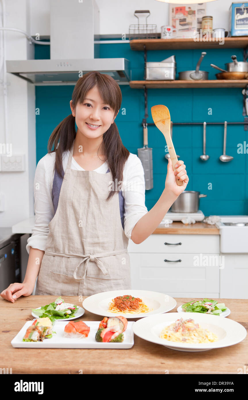 Junge Frau in Café-Küche Stockfoto