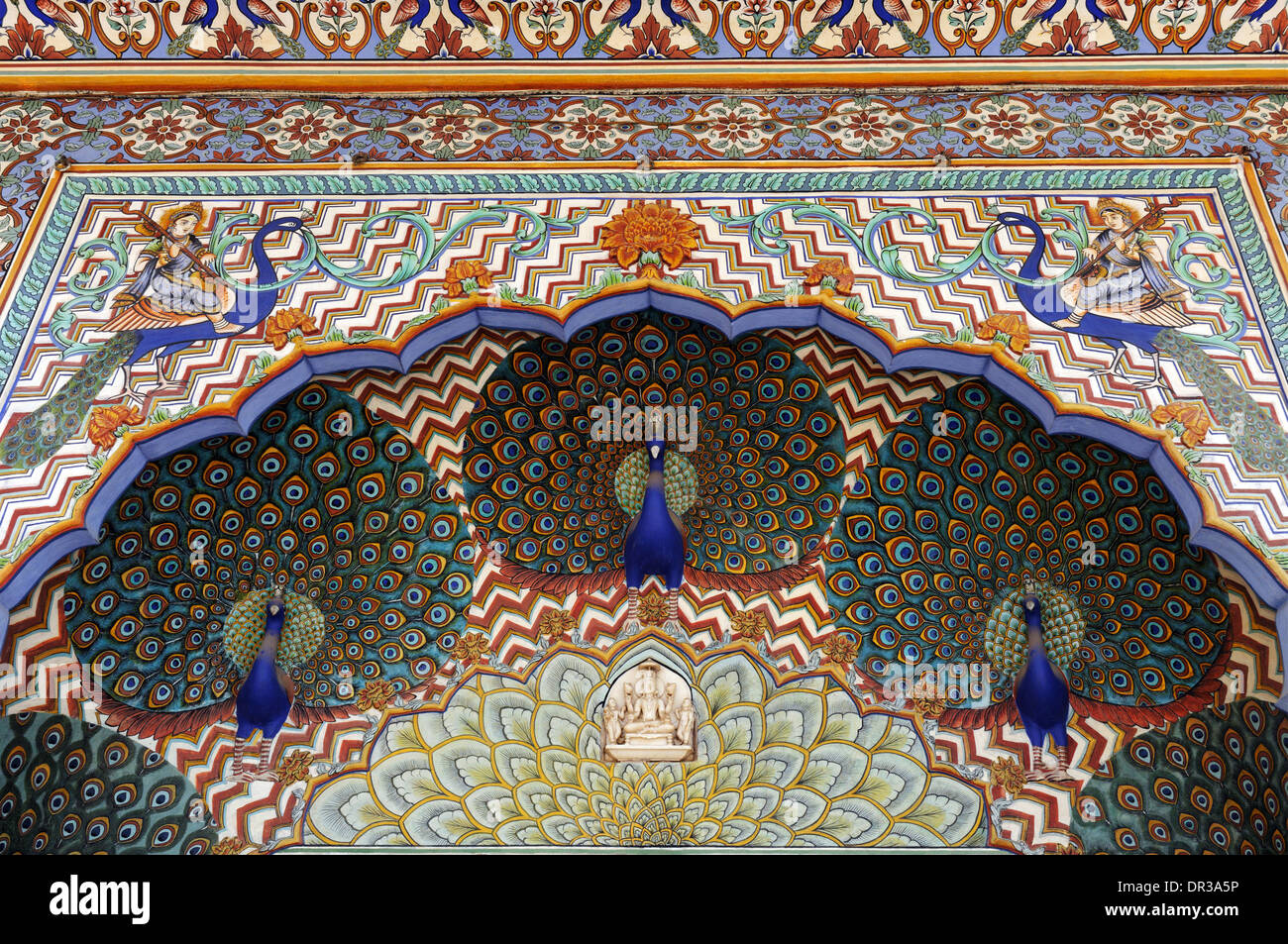 Exquisite Gemälde und Schnitzereien in den Türen des Stadtschlosses Jaipur, Rajasthan, Indien Stockfoto