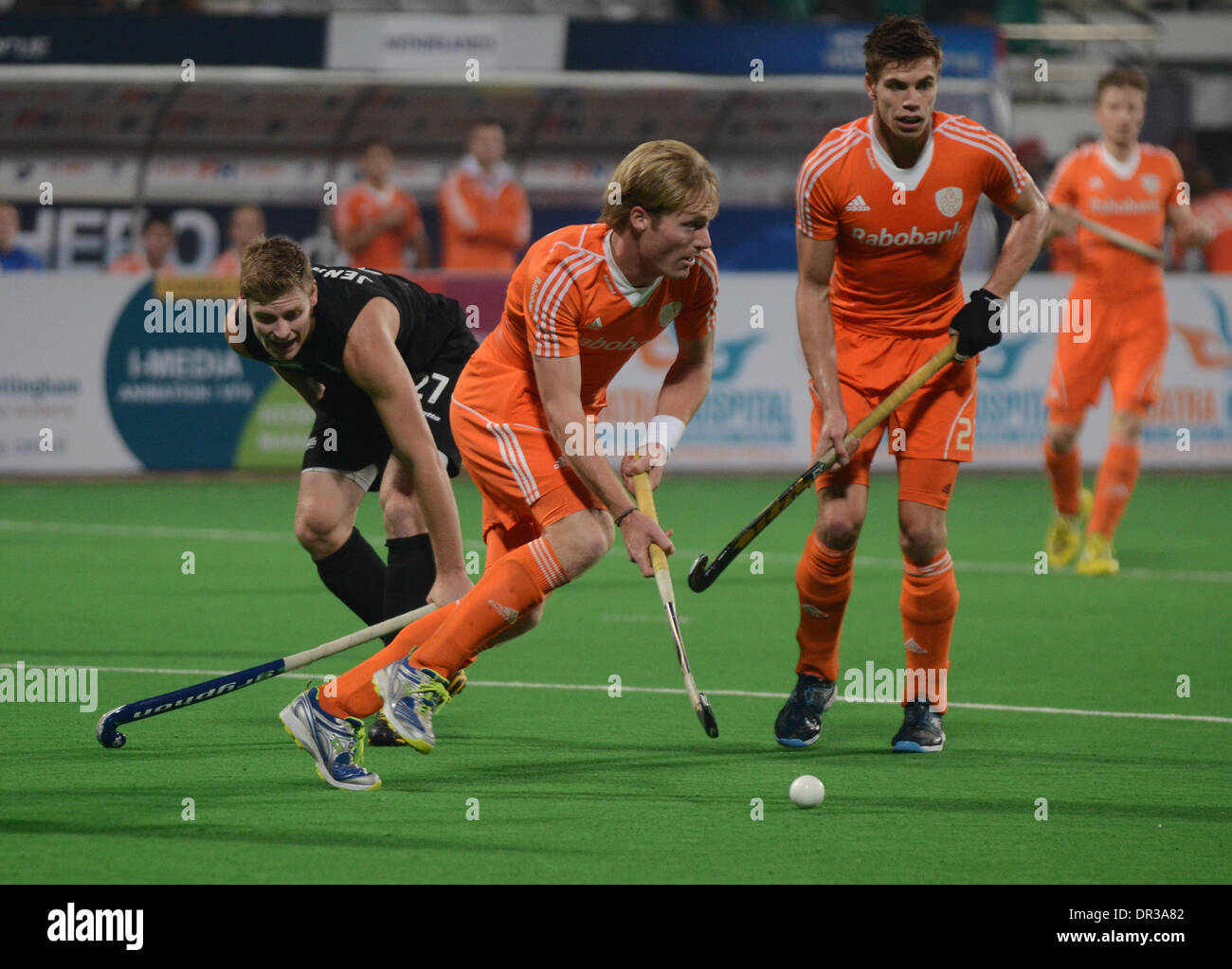 Neu-Delhi, Indien. 19. Januar 2014. Van der weerden Mink (C) der Niederlande dribbelt während der Hockey League Herren Weltfinale in New Delhi, der Hauptstadt von Indien, 18. Januar 2014 statt. Niederlande Neuseeland von 7 bis 2 besiegt und behauptete die Meisterschaft. © Partha Sarkar/Xinhua/Alamy Live-Nachrichten Stockfoto