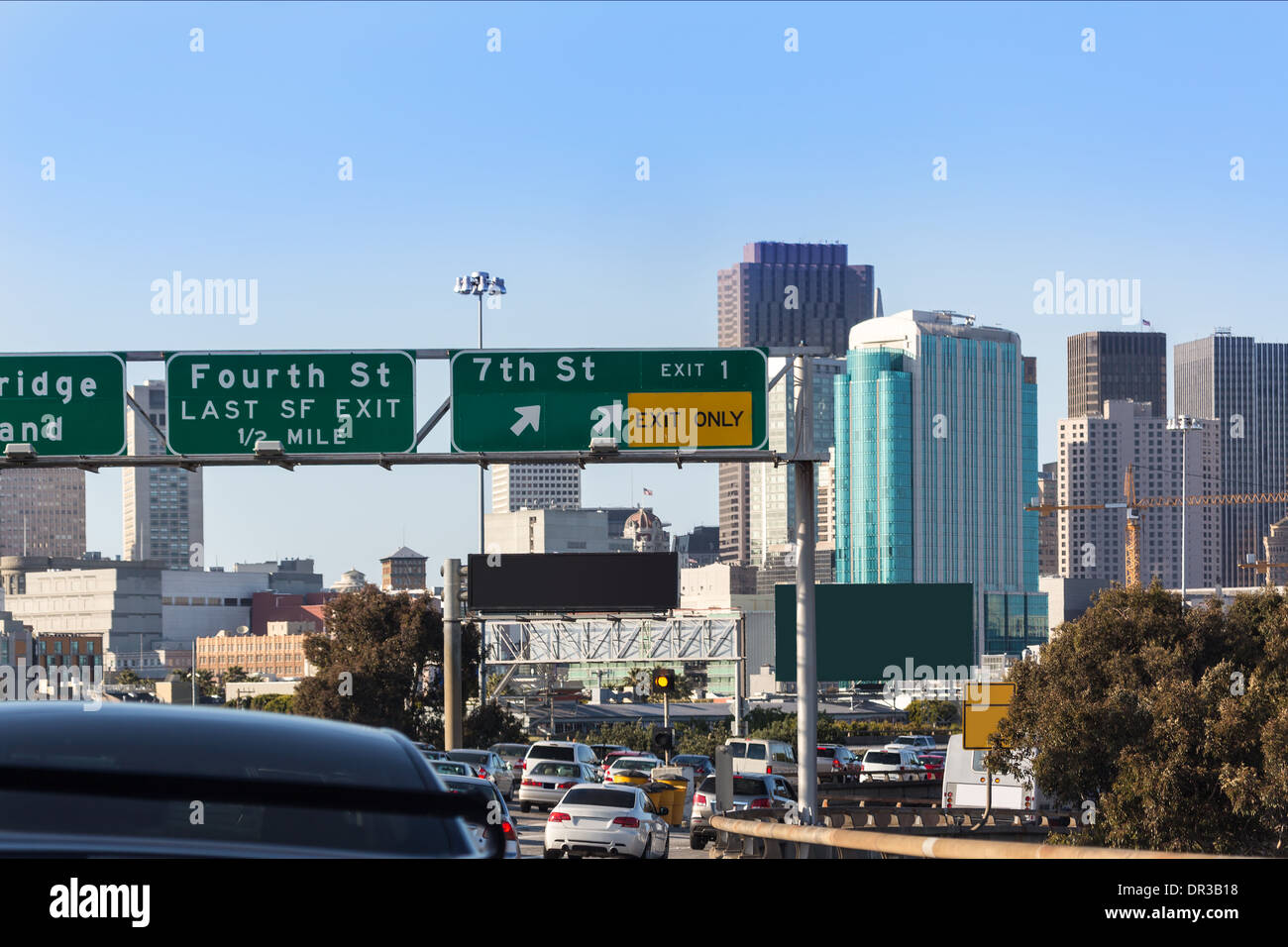 San Francisco Stadtverkehr in der Rush Hour mit Skyline der Innenstadt Kalifornien USA Stockfoto