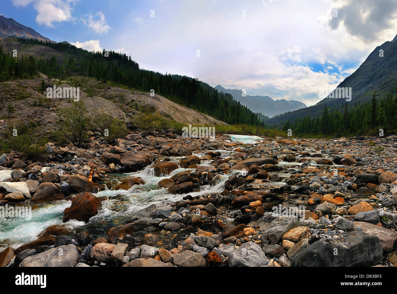 Kleinen Bergfluss in Sibirien. Östlichen Sayan. Republik Burjatien Stockfoto