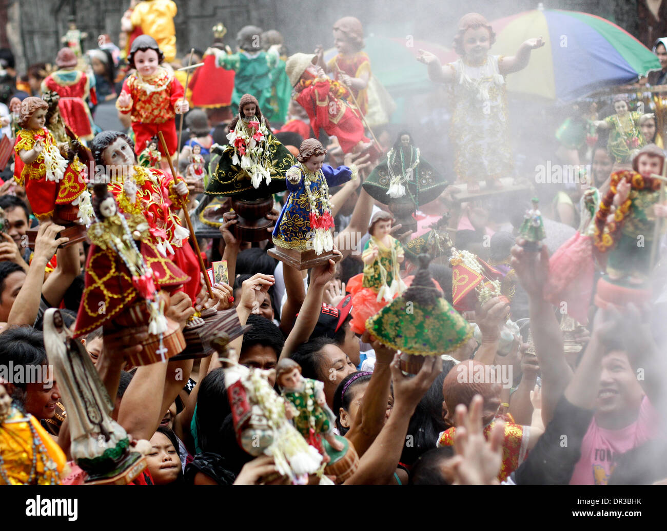 Manila, Philippinen. 19. Januar 2014. Katholische Gläubige feiern das Fest der Santo Nino in Manila, Philippinen-Credit: Mark Fredesjed Cristino/Alamy Live News Stockfoto