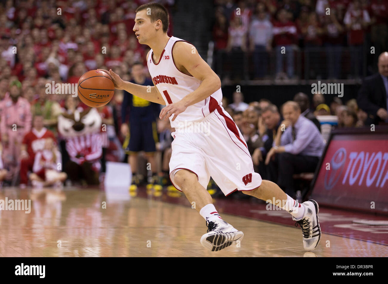 Madison, Wisconsin, USA. 18. Januar 2014. 18. Januar 2014: Wisconsin Badgers bewachen Ben Brust #1 in Aktion während der NCAA Basketball-Spiel zwischen der Michigan und Wisconsin Badgers am Kohl Center in Madison, Wisconsin. Das Wolverines besiegte die Dachse 77-70. John Fisher/CSM/Alamy Live-Nachrichten Stockfoto