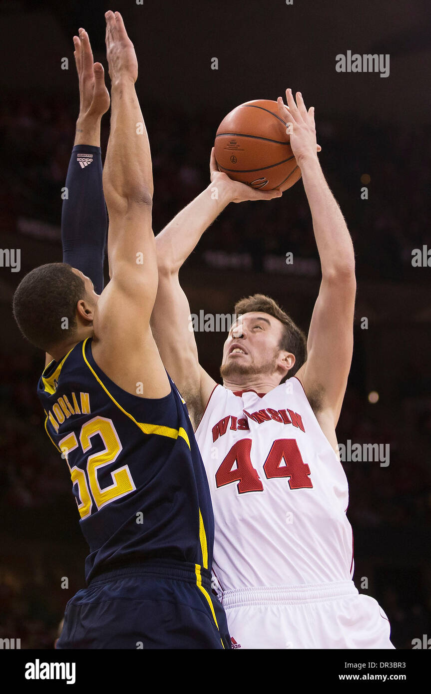 Madison, Wisconsin, USA. 18. Januar 2014. 18. Januar 2014: Wisconsin Badgers forward Frank Kaminsky #44 versucht, einen Schuss auf Michigan Wolverines aussteigen weiter Jordan Morgan #52 bei der NCAA Basketball-Spiel zwischen der Michigan und Wisconsin Badgers am Kohl Center in Madison, Wisconsin. Das Wolverines besiegte die Dachse 77-70. John Fisher/CSM/Alamy Live-Nachrichten Stockfoto