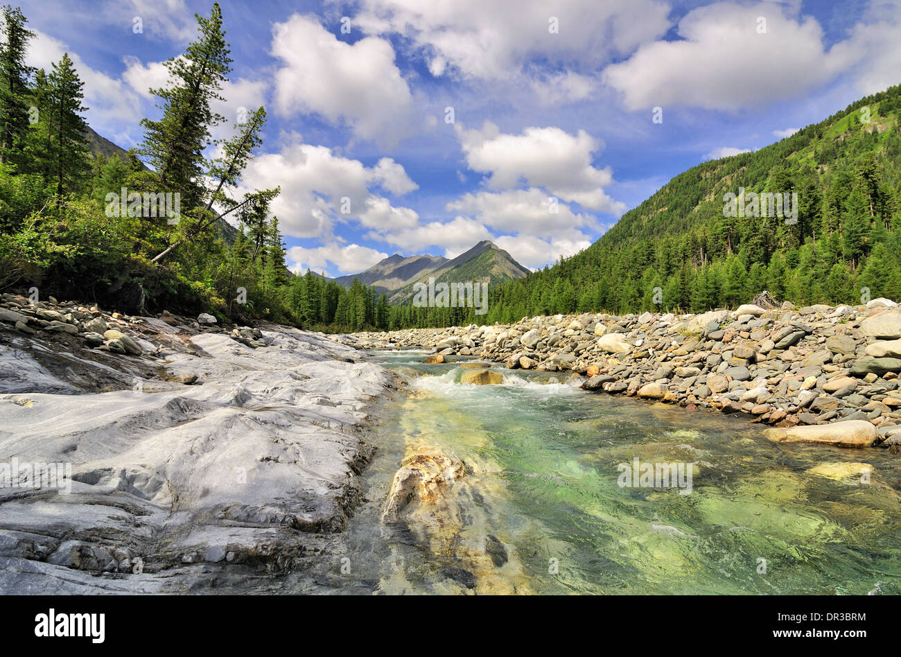 Monolithische Stein Strand Lava Ursprung in einer der Banken von einem Bergfluss. Schumak River. Östlichen Sayan. Stockfoto