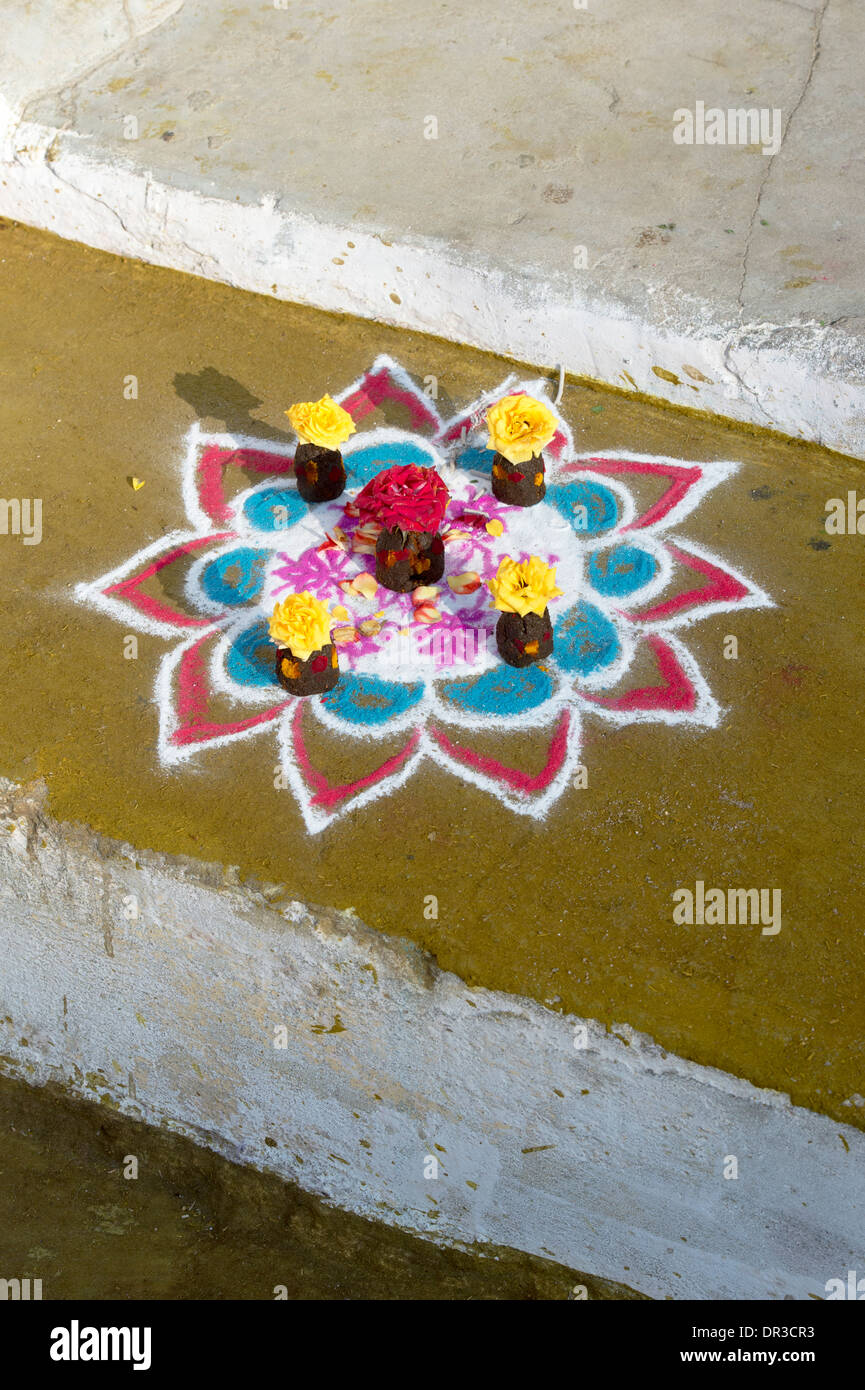 Rangoli Festival farbigen Pulver-Design in einer indischen Straße Stockfoto