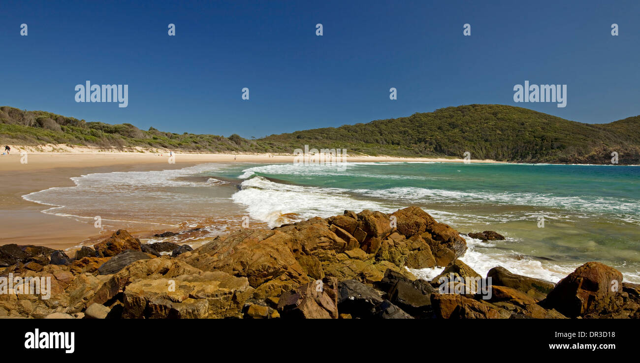 Malerischer einsamen Strand, Felsen, geschützten Bucht und bewaldete Landzunge an Elizabeth Beach, Great Lakes Region New South Wales Australien Stockfoto