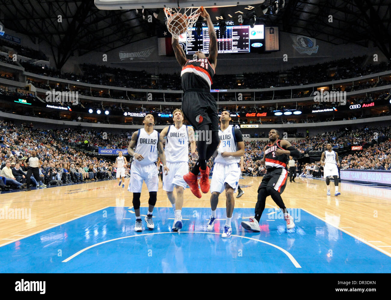 18. Januar 2014: Portland Trail Blazers macht, die nach vorne Thomas Robinson #41 bei einem NBA-Spiel zwischen den Portland Trail Blazers und die Dallas Mavericks das American Airlines Center in Dallas, TX Portland dunks besiegte Dallas 127-111 Stockfoto